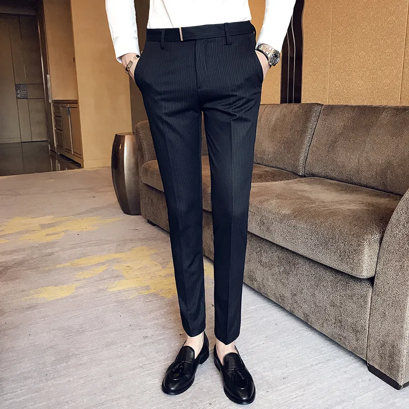 Traje elegante con pantalones ajustados ideal para un look moderno y profesional perfecto para destacar en cualquier ocasión. — foto 1