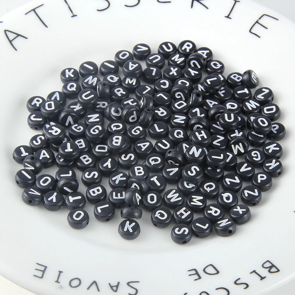Gestalte individuelle Schmuckstücke mit schwarzen Acryl-Buchstaben-Perlen und weißen Buchstaben des englischen Alphabets. Bastel-Spaß garantiert. — foto 1