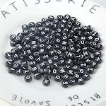 Gestalte individuelle Schmuckstücke mit schwarzen Acryl-Buchstaben-Perlen und weißen Buchstaben des englischen Alphabets. Bastel-Spaß garantiert. — foto 1