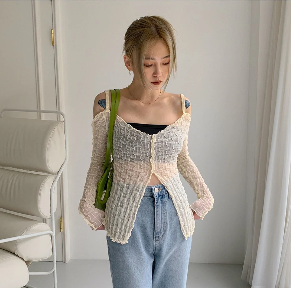 Camiseta de verão com decote em V leve e transparente com fenda — foto 5