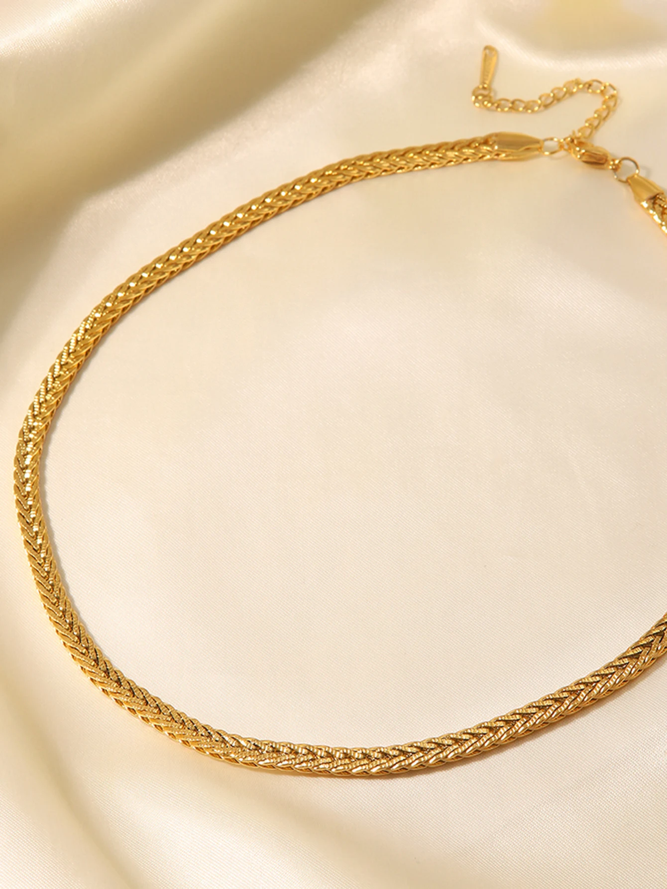 Colar de Aço Inoxidável Dourado com Design Torcido, Simples e Fashion, Alta Qualidade e Durabilidade, Banhado a Ouro, Não Desbota, Perfeito para Qualquer Look — foto 1
