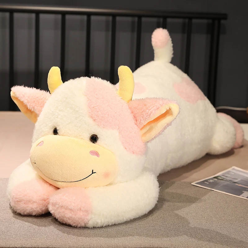 Almofada de vaca fofa deitada para casa. Macia e confortável, perfeita para abraçar e decorar com um toque adorável. — foto 1