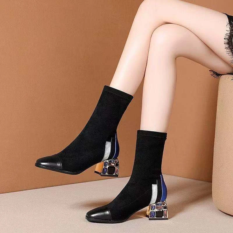 Botas femininas de cano curto com salto alto e bico fino, com detalhes em strass e veludo, para um visual sofisticado. — foto 3