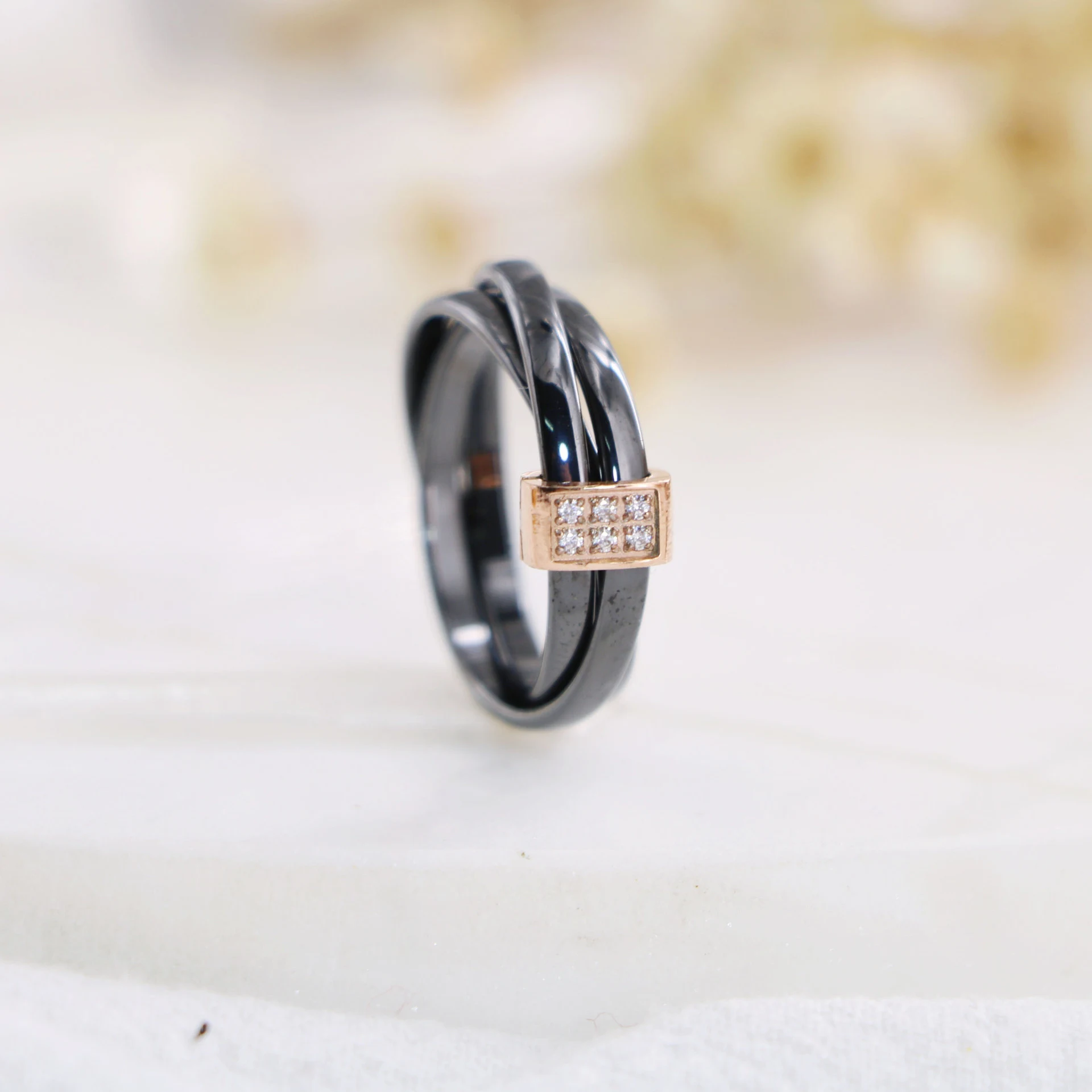 Anel de cerâmica preto e branco com cruz de abertura, aço titânio e diamantes. Sofisticação, durabilidade e elegância. — foto 2