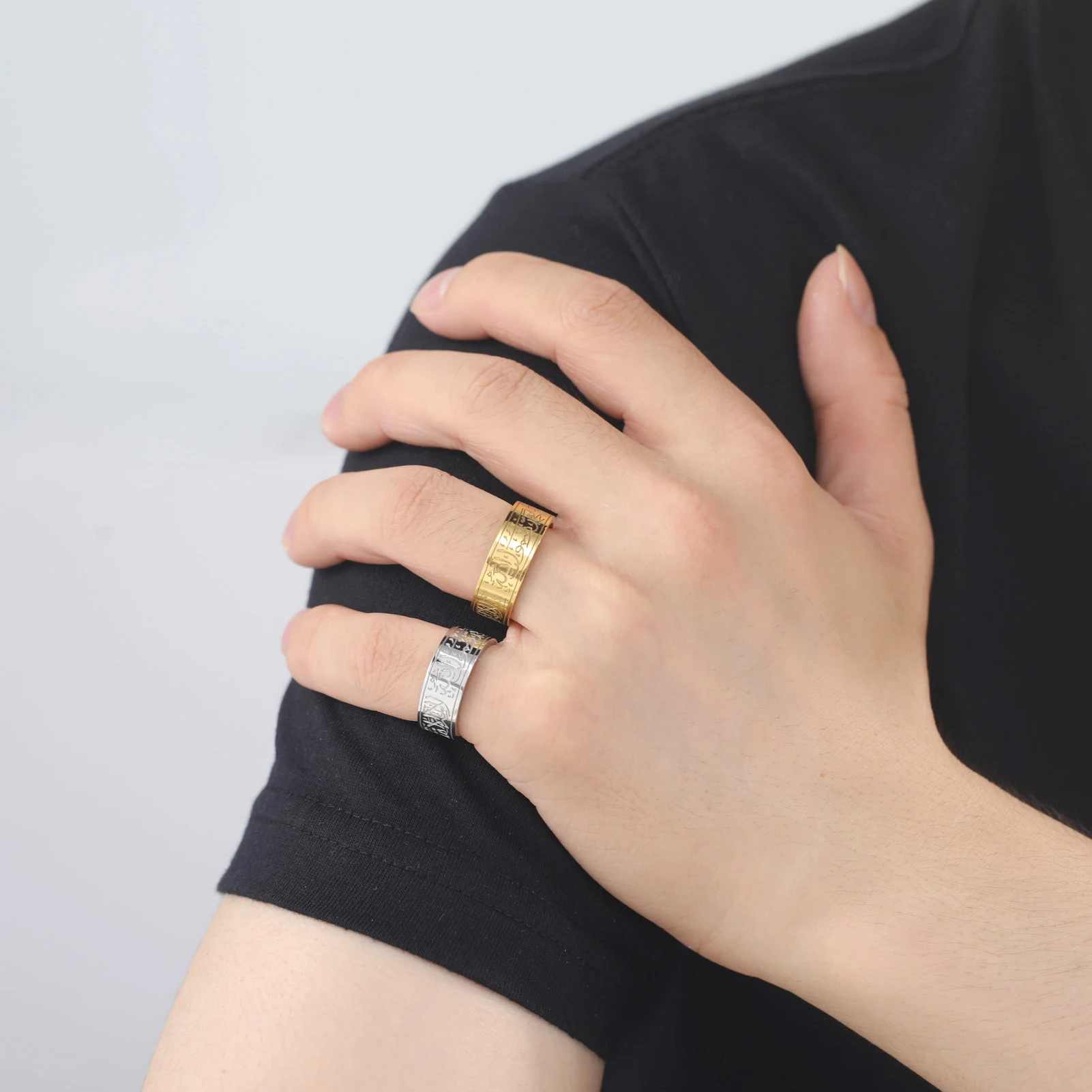 Anel de aço inoxidável unissex estiloso e simples. Expresse sua personalidade com este acessório moderno e elegante para homens e mulheres. — foto 2