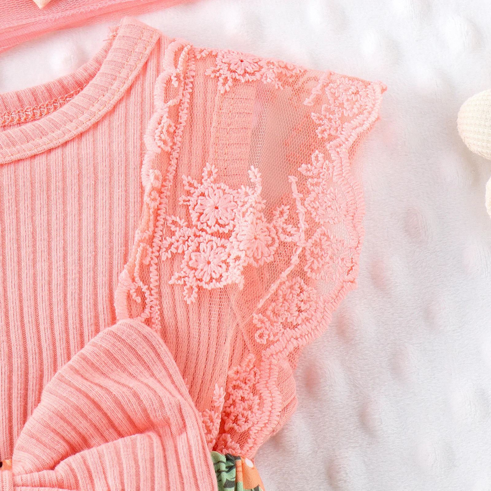 Süßer Baby-Mädchen-Rock-Print-Strampler mit Kopftuch. Bequem und modisch, ideal für den Alltag und besondere Anlässe, ein Muss für Babys. — foto 14