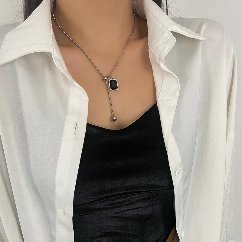 Colar feminino com pingente quadrado preto de aço titânio Joia moderna e resistente Perfeito para uso diário ou para presentear alguém especial — foto 2