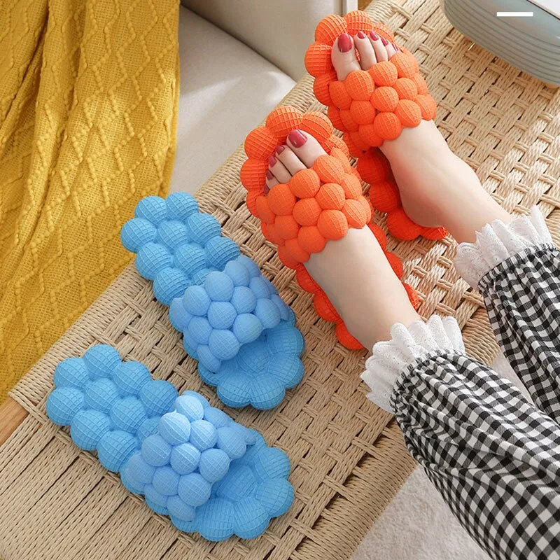 Chinelos para casal com sola grossa e design lychee. Perfeitos para casa e passeios, oferecendo conforto e estilo em cada passo. — foto 4