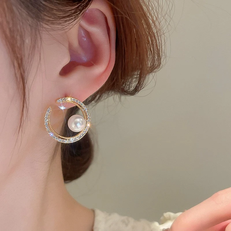 Brincos de diamante brilhantes com design de nicho de pérola — foto 1