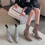 Retro skinny stiletto haklaarzen, voor elke outfit. Stijlvolle en veelzijdige laarzen die elke look compleet maken met een vleugje elegantie. — foto 2