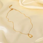 Colar trapezoidal retrô em aço inoxidável com banho de ouro 18K. Adicione um toque de elegância vintage ao seu visual com este acessório. — foto 7