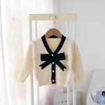 Cardigã infantil com laço, suéter top para outono e inverno. Conforto e estilo para sua menina, perfeito para os dias frios. — foto 3
