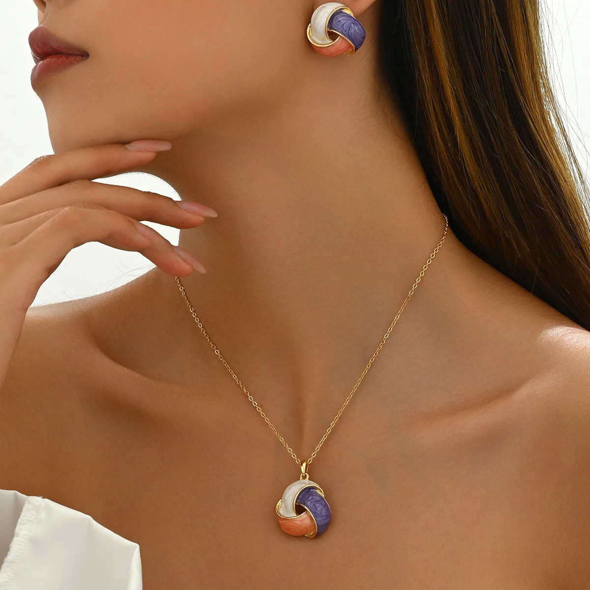 Terno feminino geométrico com design de tranças sinuosas. Elegância e estilo únicos para um visual sofisticado em qualquer ocasião. — foto 5