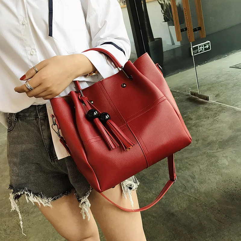 Bolsa de madrepérola com detalhes de tassel Elegância e brilho natural para eventos especiais. Um acessório sofisticado que complementa seu look com charme. — foto 12