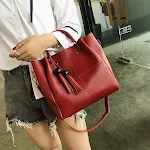 Bolsa de madrepérola com detalhes de tassel Elegância e brilho natural para eventos especiais. Um acessório sofisticado que complementa seu look com charme. — foto 12
