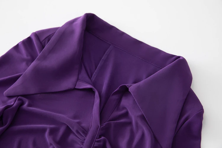 Vestido casual de cor sólida com fechamento na cintura. Conforto e estilo para um visual perfeito em qualquer momento. — foto 6