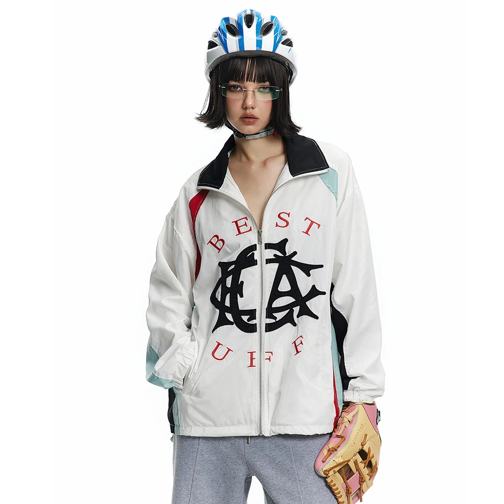 Giacca ampia ricamata uomo e donna. Cappotto versatile e comodo, perfetto per ogni occasione. Ideale come giacca leggera o soprabito. — foto 21