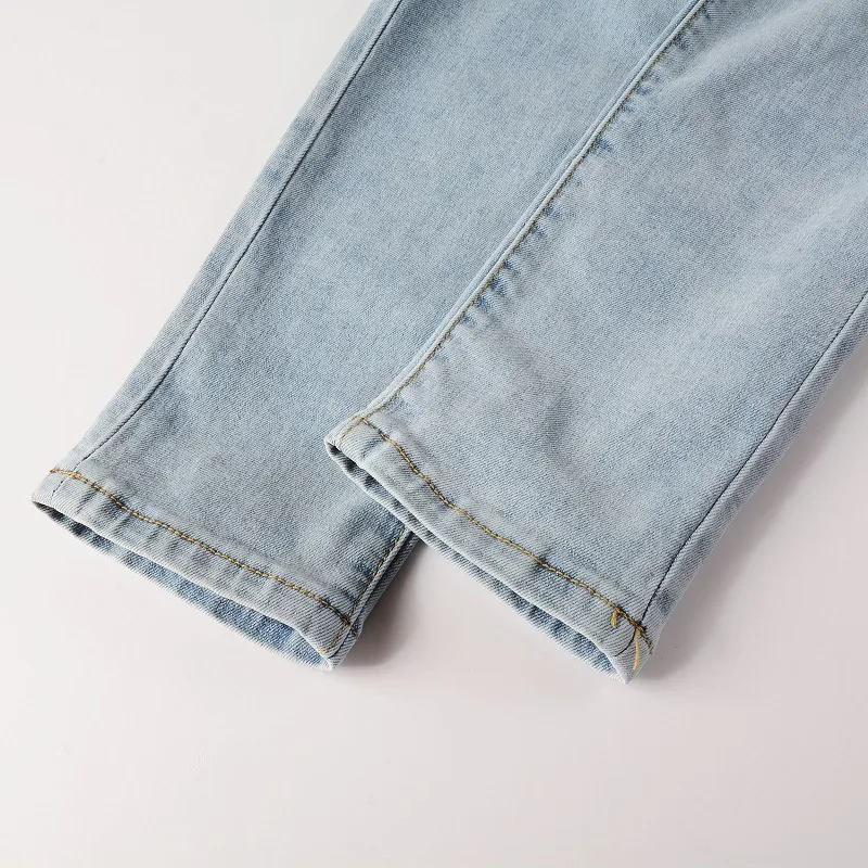 Europese en Amerikaanse high street jeans met patches en scheuren. Trendy jeans voor een casual en modieuze look, comfortabel en stijlvol. — foto 25