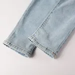 Europese en Amerikaanse high street jeans met patches en scheuren. Trendy jeans voor een casual en modieuze look, comfortabel en stijlvol. — foto 25
