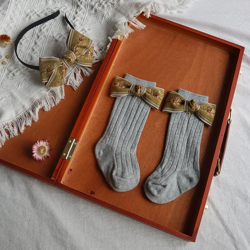 Conjunto espanhol para bebê, ideal para recém-nascidos e 1 ano, com laço, tiara, meias, e perfeito para fotos memoráveis e presente. — foto 1