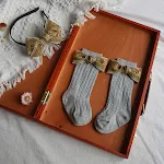 Conjunto espanhol para bebê, ideal para recém-nascidos e 1 ano, com laço, tiara, meias, e perfeito para fotos memoráveis e presente. — foto 1