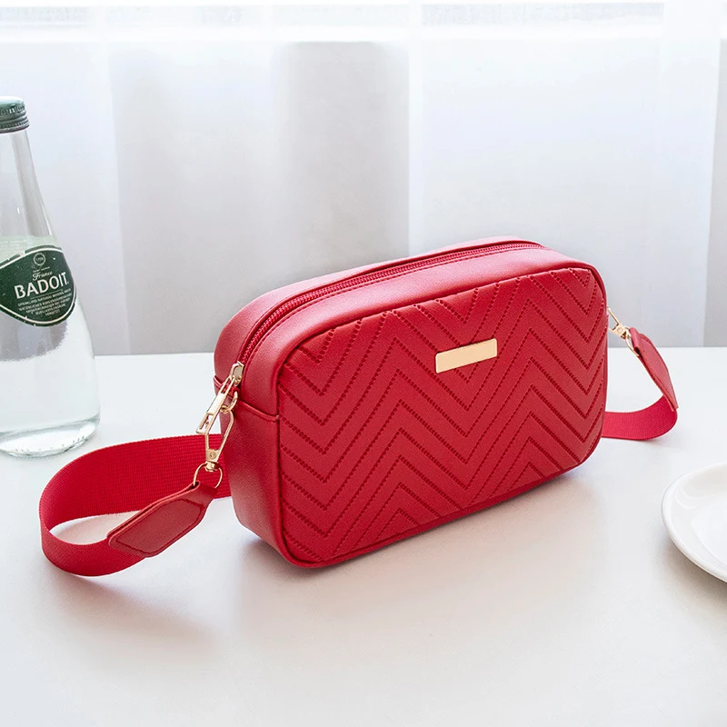 Bolsa de ombro casual feminina com padrão de ondas. Perfeita para um visual moderno e despojado, ideal para uso diário com estilo e praticidade. — foto 3