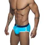 Erkekler için Moda Üçgen Bikini, plaj ve yüzme için ideal, rahat kesim, şık tasarım, yaz günleri için mükemmel, modern ve çekici. — Fotoğraf 6